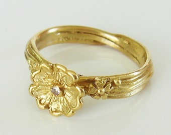 goldener Blütenring mit Brillant, Ring aus Gold 750 mit Anemone und weißem Brillant, handgearbeitet von Iris Schamberger Märchenschmuck