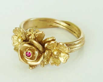 Goldener Rosenstrauß, Unikatring aus 750 Gold, recycelt, Rubin, Verlobungsring, handgearbeitet von Iris Schamberger Märchenschmuck