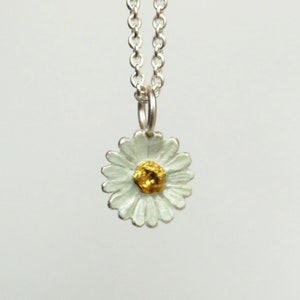 Margarita blanca, colgante con baño de oro fino en la flor esmaltada sobre una cadena de plata de 45 cm de largo, joyería de cuento de hadas de Iris Schamberger