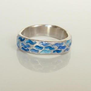 Anillo Agua, anillo de plata con ondas en tonos azules esmaltados transparentes, hecho a mano por Iris Schamberger Märchenschmuck