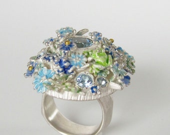 Froschteich, Silber-Unikatring mit Aquamarinen, Blumenwiese und Frosch, emailliert in Grün- Blautönen, von Iris Schamberger Märchenschmuck