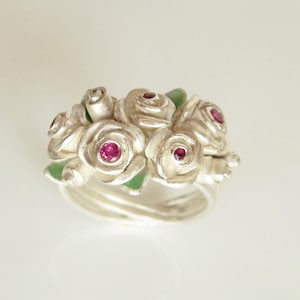 Rozenboeket, zilveren unieke ring met 9 rozen met fonkelende robijnen en kleine blaadjes, handgemaakt, sprookjessieraden van Iris Schamberger
