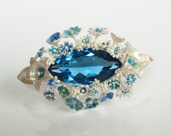 Wiesenteich, Unikatring aus Silber mit großem blauem Topas in Blumen gefaßt, schmückt die ganze Hand, von Iris Schamberger Märchenschmuck