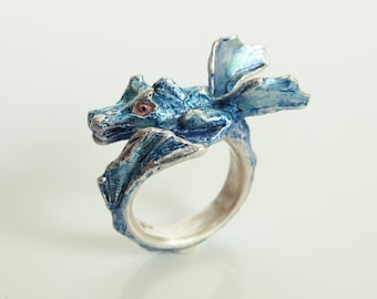 Drachenring in Silber, blauer Flugdrachen, Iris Schamberger Maerchenschmuck, fairytale jewellery