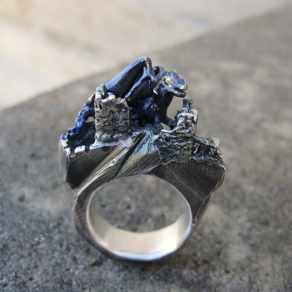 Drachen-Ruine, großer Unikatring aus patiniertem Silber mit geflügeltem Drachen, handgearbeitet von Iris Schamberger Märchenschmuck