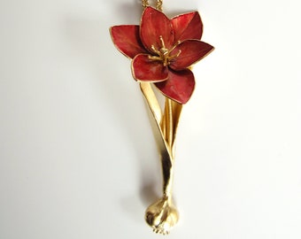 Tulpencollier, Unikat-Halskette mit rot aufgeblühter Tulpenpflanze aus vergoldetem Silber, von Iris Schamberger Märchenschmuck