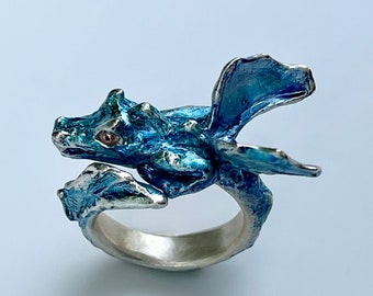 Drachenring in Silber, blauer Flugdrachen, Iris Schamberger Maerchenschmuck, fairytale jewellery