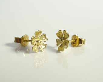 Goldene Blüten, Ohrstecker-Paar aus recyceltem Gold 750, kleine Blumen Ohrstecker, handgearbeitet von Iris Schamberger Märchenschmuck