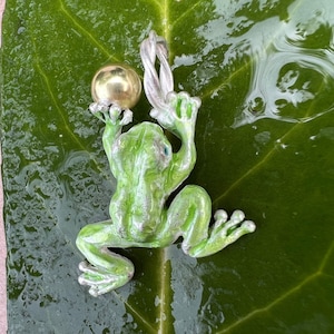 Froschkönig Anhänger, grüner Silberfrosch bringt 18 Karat Goldkugel aus dem Wasser, handgearbeitet von Iris Schamberger, Märchenschmuck