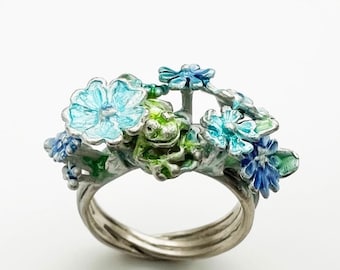 Wiesenring mit Frosch, blau und grün emaillierter Silber-Unikatring, handgearbeitet von Iris Schamberger Märchenschmuck