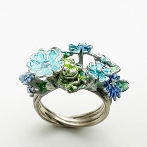 Wiesenring mit Frosch, blau und grün emaillierter Silber-Unikatring, handgearbeitet von Iris Schamberger Märchenschmuck