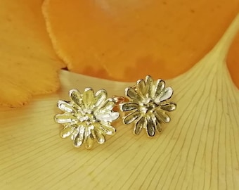 Goldene Gänseblümchen Ohrstecker, 18kt Gold,  Blüten-Ohrsteckerpaar in 750 Gelbgold, handgefertigt von Iris Schamberger Märchenschmuck