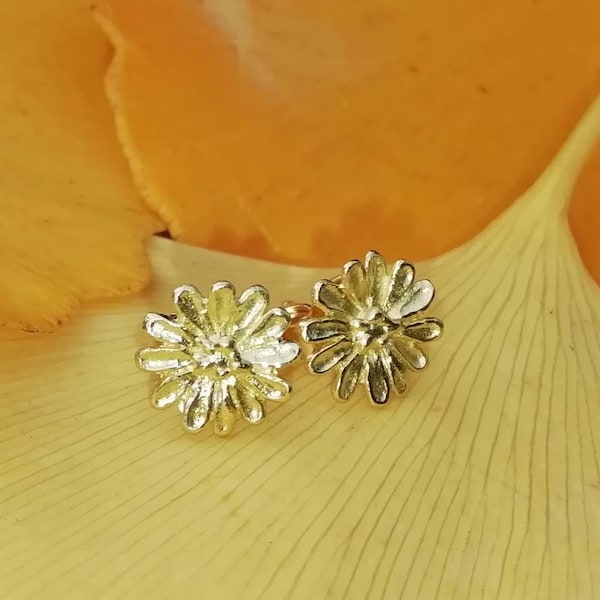 Golden daisy earrings, 18kt gold, pair of flower stud earrings in 750 yellow gold, handcrafted by Iris Schamberger fairytale jewellery