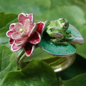 Frosch König Ring, mit Seerose und goldener Kugel, Iris Schamberger Maerchenschmuck