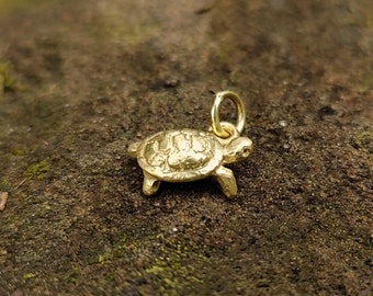 goldene Schildkröte, kleiner detaillierter Schildkröten-Anhänger aus recyceltem 750 Gold, handgefertigt von Iris Schamberger Märchenschmuck