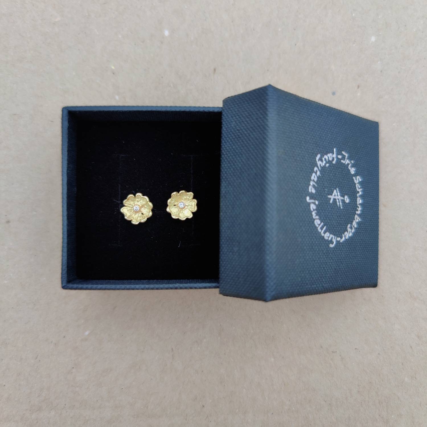 ダイヤモンド付きゴールドフラワースタッドイヤリング、18金フラワー