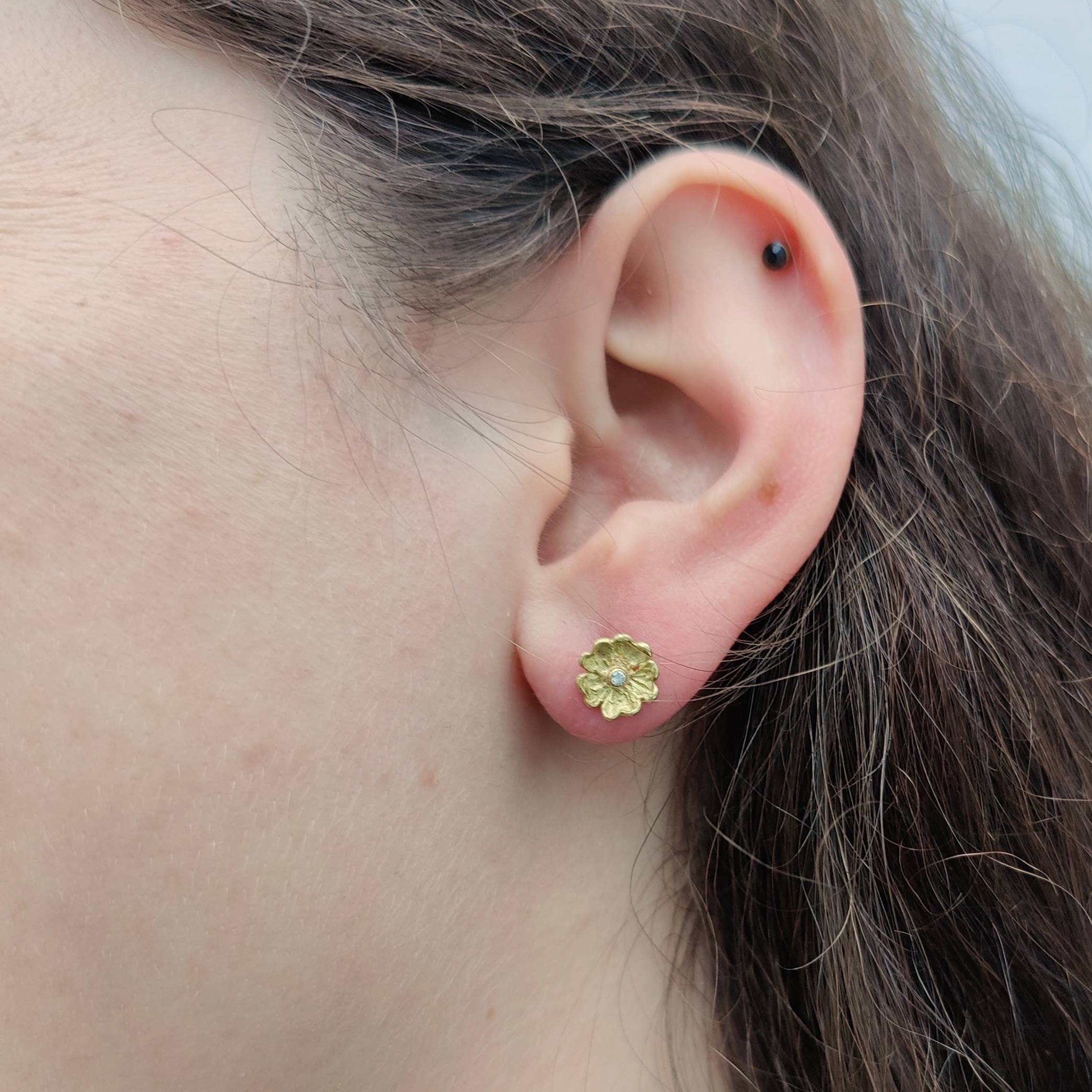 ダイヤモンド付きゴールドフラワースタッドイヤリング、18金フラワー