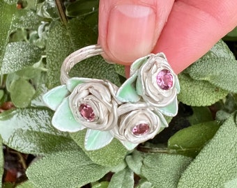 Rosenstrauß Unikatring, drei Rosen mit rosa Turmalinen, Silber 935 mit Emaille, handgearbeitet von Iris Schamberger Märchenschmuck