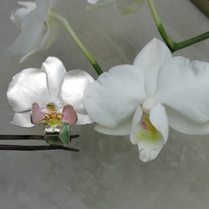 Orchidee, Unikat-Ring mit weißer Orchidee in recyceltem Sterlingsilber, Einzelstück handgearbeitet von Iris Schamberger, Märchenschmuck