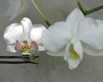 Orchidee, Unikat-Ring mit weißer Orchidee in recyceltem Sterlingsilber, Einzelstück handgearbeitet von Iris Schamberger, Märchenschmuck