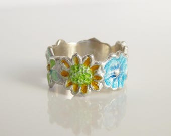 happy flowers ring, colorful enameled flower ring made of recycled silver 925, handmade by Iris Schamberger fairytale jewellery