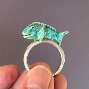 Fish ring, green enameled parrot fish on a silver seabed ring band, handmade by Iris Schamberger fairytale jewellery