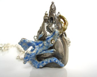 Drachenburg Collier, märchenhaftes Unikat aus Silber mit blauem Drachen mit funkelnden Brillant-Augen, von Iris Schamberger Märchenschmuck