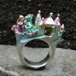 Die Schöne und das Biest, großer Märchenring mit Schloß, Einzelstück aus Sterlingsilber, handgearbeitet von Iris Schamberger Märchenschmuck