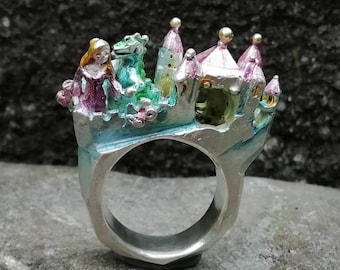 Die Schöne und das Biest, großer Märchenring mit Schloß, Einzelstück aus Sterlingsilber, handgearbeitet von Iris Schamberger Märchenschmuck