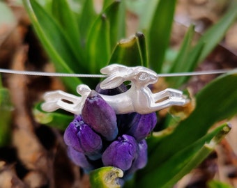 Collier springender Hase, Hasenanhänger aus Silber 925 mit funkelndem Brillant an schlichtem Collier,  von Iris Schamberger Märchenschmuck