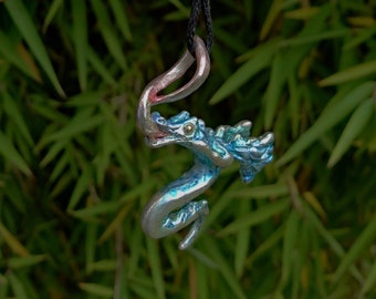 Drachen-Anhänger, blauer feuerspeiender Flugdrachen aus Silber 925 mit Feingold-Augen, handgefertigt von Iris Schamberger Märchenschmuck