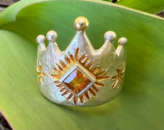 Sonnenkönigin, silberner Kronenring mit strahlendem Zitrin Carree und goldener Kugel, handgearbeitet von Iris Schamberger Märchenschmuck