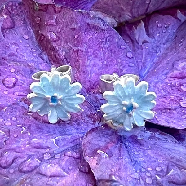 Marguerites bleu clair, paire de clous d'oreilles fleurs émaillées en argent 925 recyclé, fabrication artisanale par Iris Schamberger bijoux de conte de fées