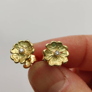 Goldene Blüten Ohrstecker-Paar mit Brillant, 18 karat Goldblumen, Gold 750 Ohrschmuck, handgearbeitet von Iris Schamberger Märchenschmuck