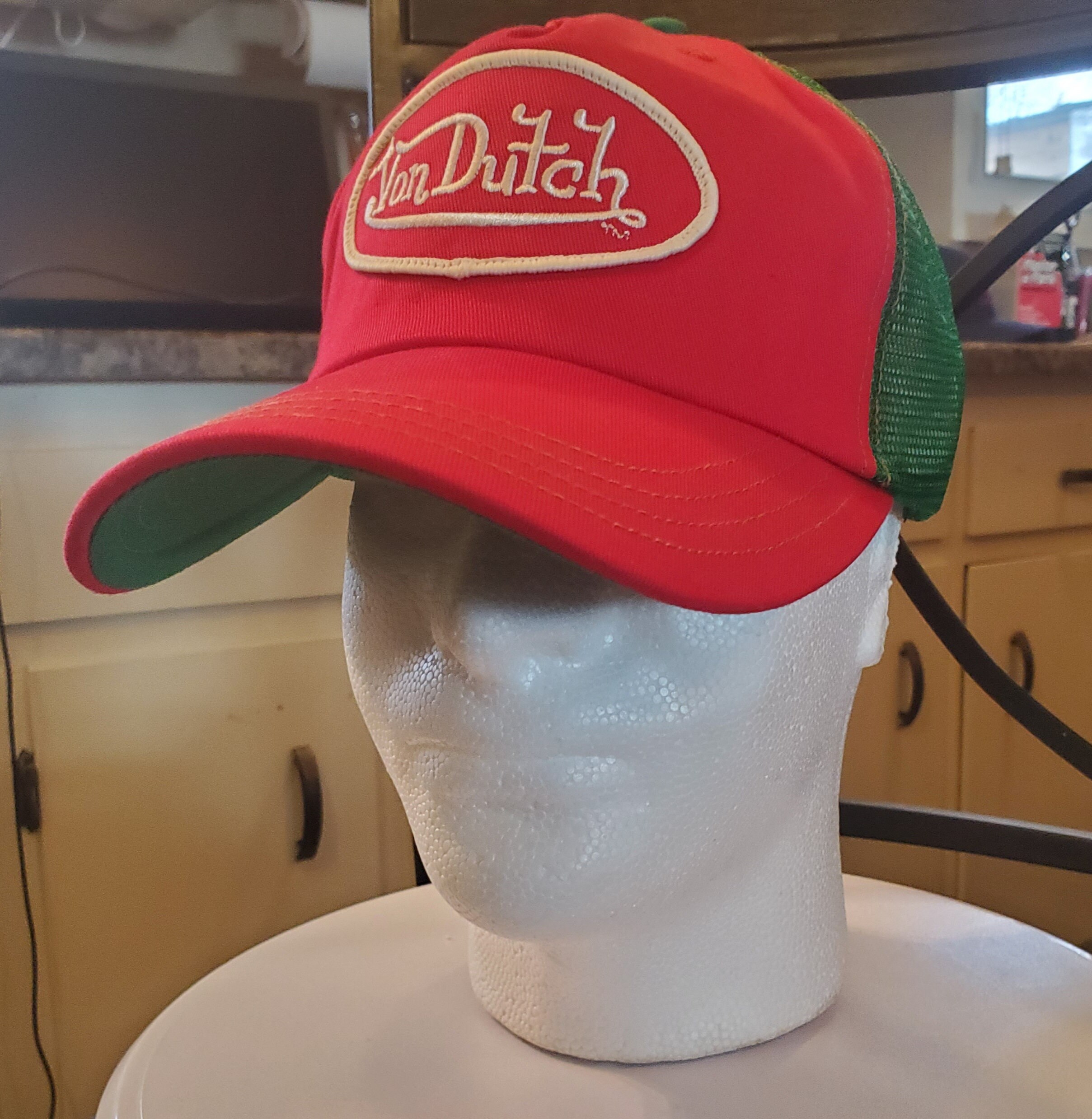【Von Dutch】 ボンダッチ Green Trucker ユニセックスキャップ 415 Black & Green Studded Trucker – Von Dutch