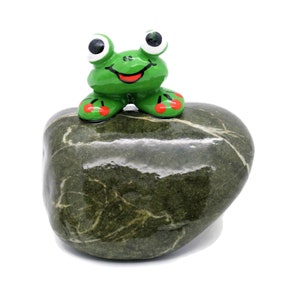 Lucky charm and lucky stone approx. 8-9 cm with frog - can be personalized with your desired text - painted stones for birthdays - table decoration - 1038