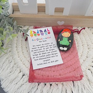 Gnomo de la suerte con piedras pintadas y tarjeta de regalo en bolsa de organza, amuleto de la suerte, piedras de la suerte, regalo de recuerdo, amuleto de la suerte, piedras decorativas 479