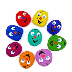 Kamienie uśmiechnięte prezent urodzinowy amulet na szczęście pojedynczo lub w zestawie 9 sztuk z kartą podarunkową w woreczku organzowym pamiątka ślubna BEN