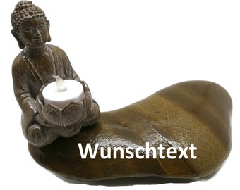 Boeddha op steen met elektrisch theelichtje - ideaal voor de entree van huis, tuin of terras - te voorzien van een eigen tekst. worden