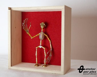 Golden Robot 02 / una figura "stop motion" móvil y chapada en oro hecha de metal
