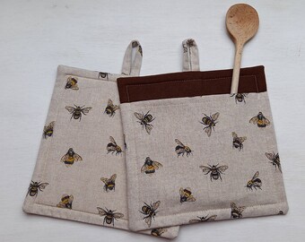 Topflappen Bienen mit Eingriff