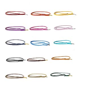 Könnte beinhalten: Eine Sammlung von vierzehn runden Hundeleinen aus Leder in verschiedenen Farben wie Rot, Orange, Gelb, Lila, Pink, Helllila, Marineblau, Blau, Türkis, Schwarz, Braun, Hellbraun, Grau und Grün, jeweils mit geflochtenem Detail und Metallkarabiner.