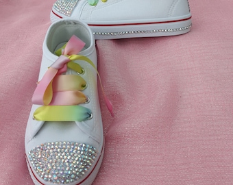 Zapatillas deportivas estilo Converse para niña con detalles de cristales.