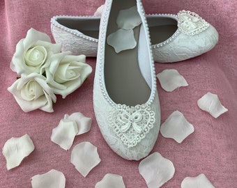 Flat white lace shoes with pearl detail