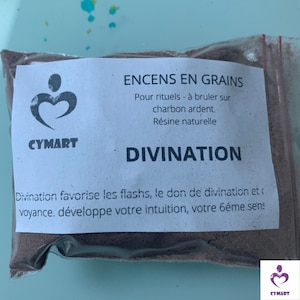 Peut inclure: Un sac blanc avec une étiquette qui indique "ENCENS EN GRAINS" et "DIVINATION". L'étiquette comprend également le texte "Pour rituels - à bruler sur charbon ardent. Résine naturelle. Divination favorise les flashs, le don de divination etc voyance. développe votre intuition, votre 6éme sens". Le sac contient des grains d'encens bruns.