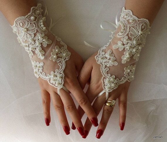 butterfly lace bridal gloves,Ivory gloves,Lace Bridal Gloves,Bridal Gloves,Wedding gloves embroidered Lace Gloves.