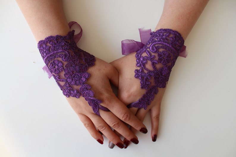 Purple fashion accessories - Purple lace and ribbon gloves