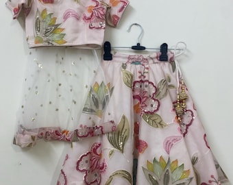 Lehenga Choli de organza floral rosa con flores: atuendo indio para niña pequeña.