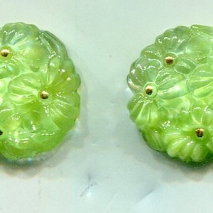 2 Boheemse bloemcabochons lichtgroen 18 mm