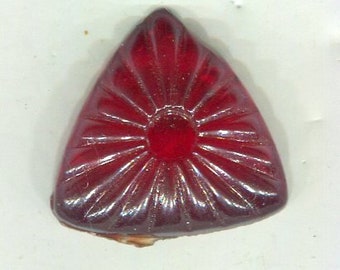 1 Böhmischer dreieckiger Blüten-Cabochon rot 24-25 mm